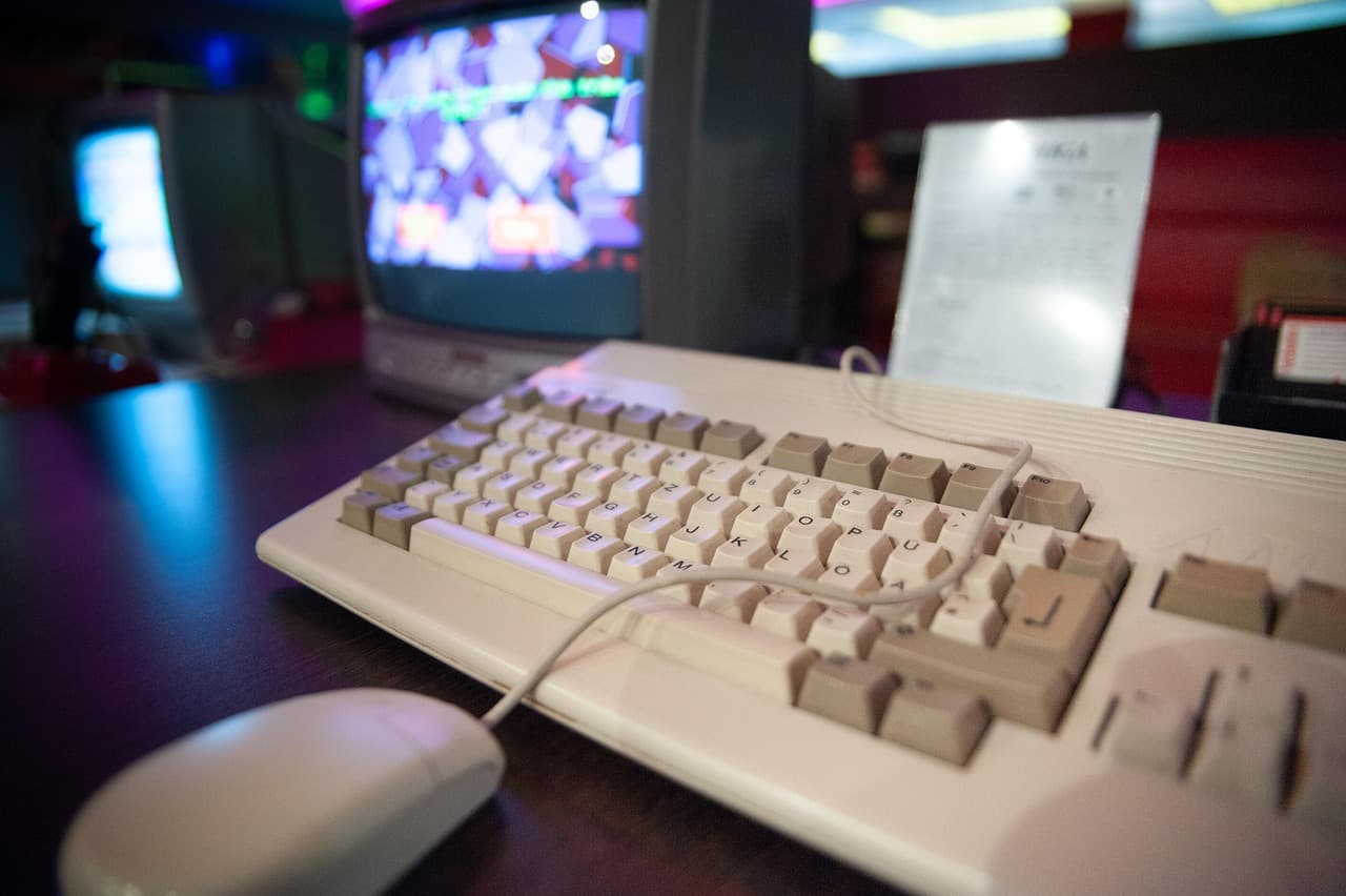 🖱️Pierwszy setup: krzywe biurko, stara myszka i marzenia o esporcie 🎮